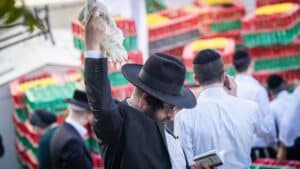 הגר"י יוסף: "במקום חשש לצער בעלי חיים - לקיים כפרות בכסף"