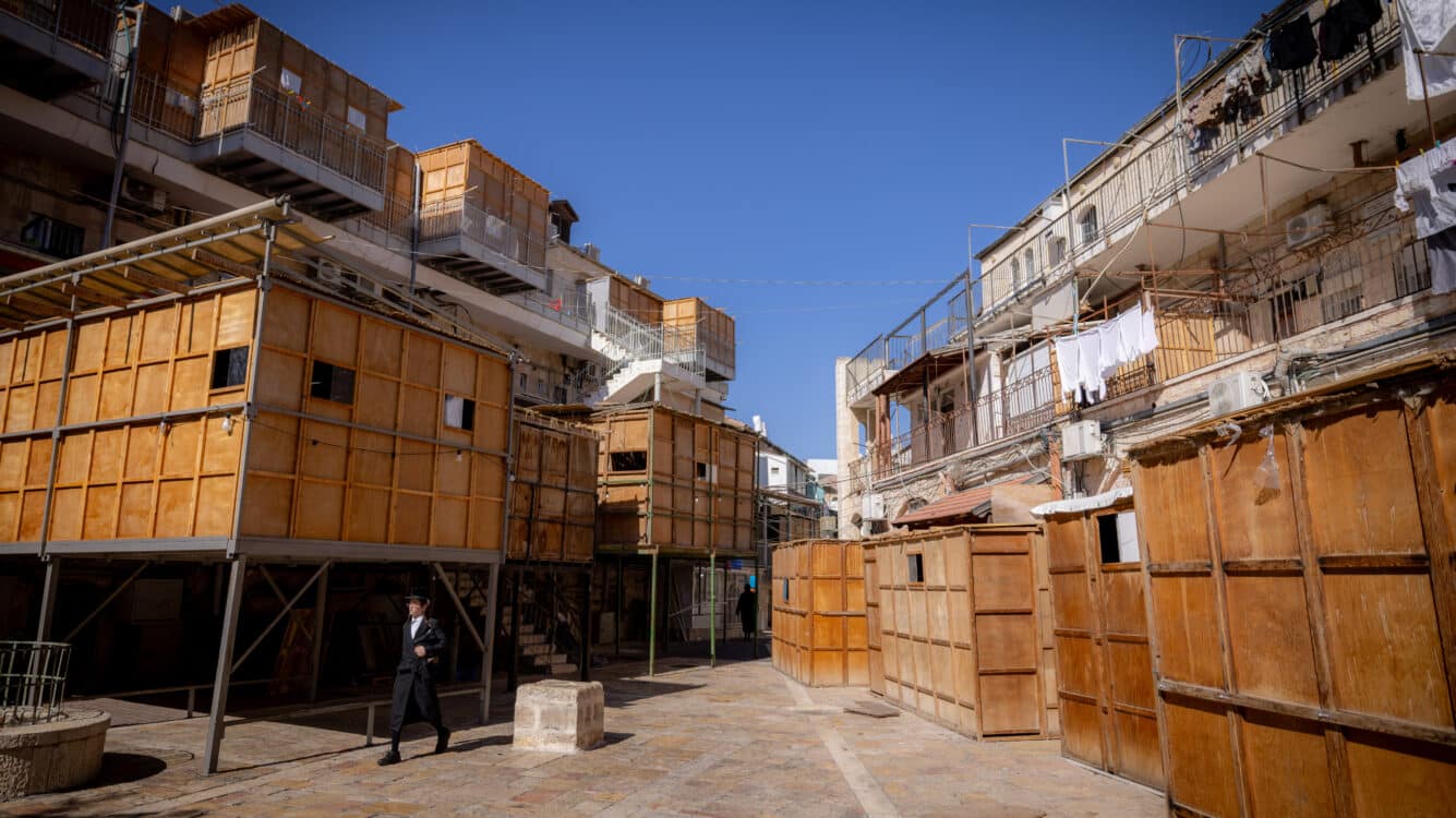 הגר"י זילברשטיין בפסק הלכה נחרץ: מה הדין בנה סוכה על רלסים?