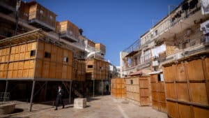 הגר"י זילברשטיין בפסק הלכה נחרץ: מה הדין בנה סוכה על רלסים?