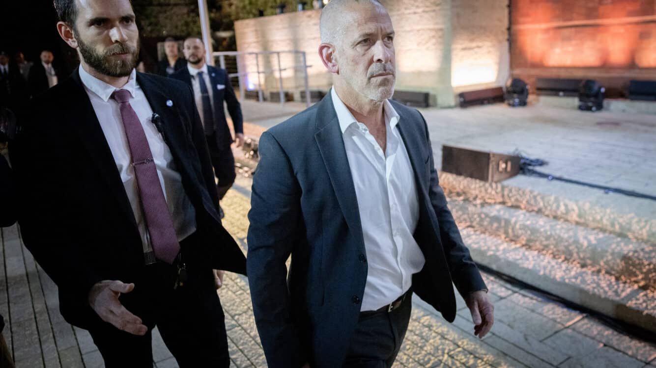 רונן בר מאיים לתובע את נתניהו ודורש: "לחשוף את כל המסמכים"