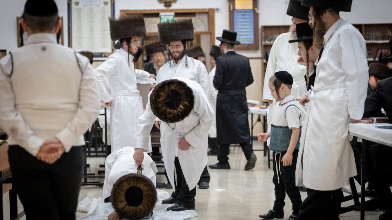 מי פטור מהצום והאם חולה מקדש? מדריך הלכתי מקיף ליוה"כ