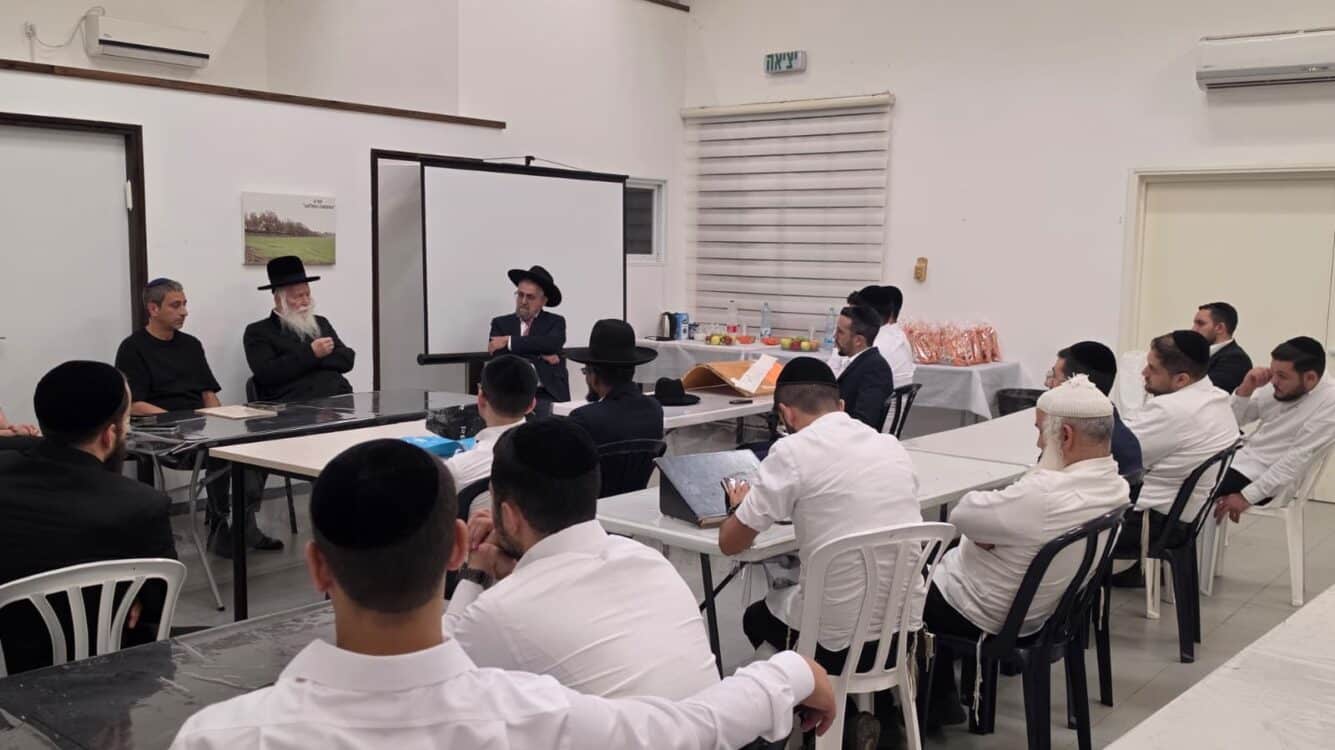 ​הרב יצחק דוד גרוסמן חילק תעודות לבוגרי קורס סת"ם עירוני