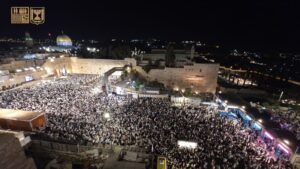100 אלף בכותל: שורדי השבי השתתפו במעמד הסליחות המרגש