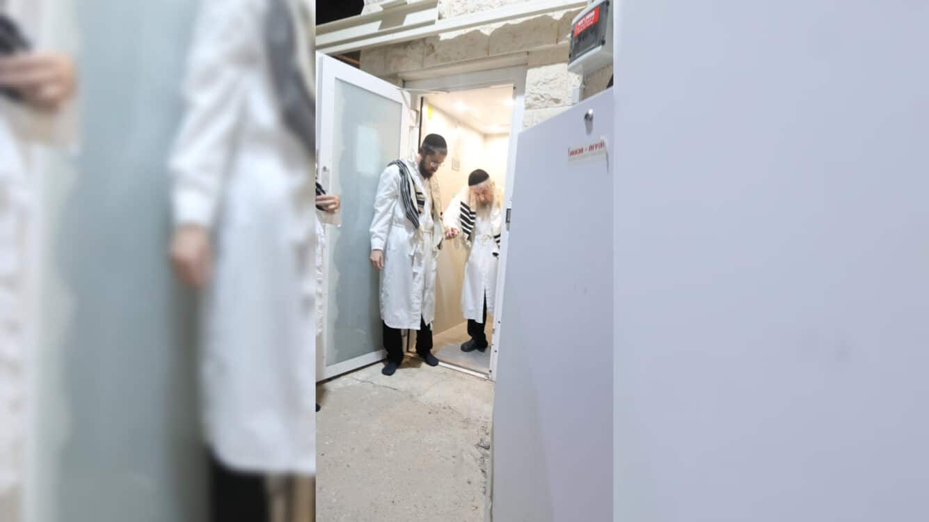 כשספר התורה בידיו: יום הכיפורים במחיצת מרן הגר"ד לנדו