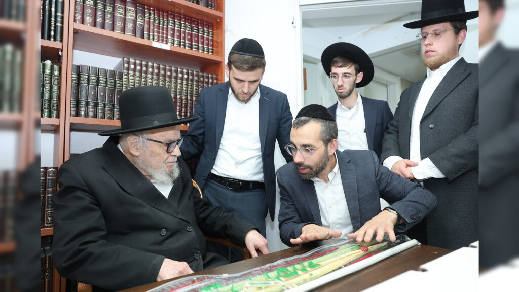 לקראת החג: אלי רוסוף הציג את הלולבים בבתי גדולי ישראל לקראת החג: אלי רוסוף הציג את הלולבים בבתי גדולי ישראל