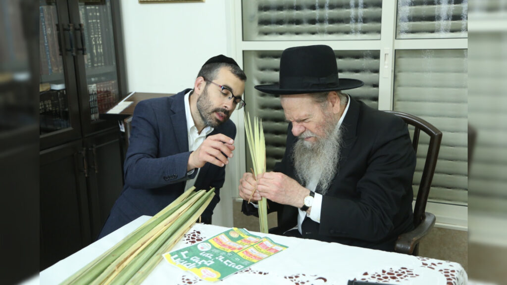 לקראת החג: אלי רוסוף הציג את הלולבים בבתי גדולי ישראל לקראת החג: אלי רוסוף הציג את הלולבים בבתי גדולי ישראל