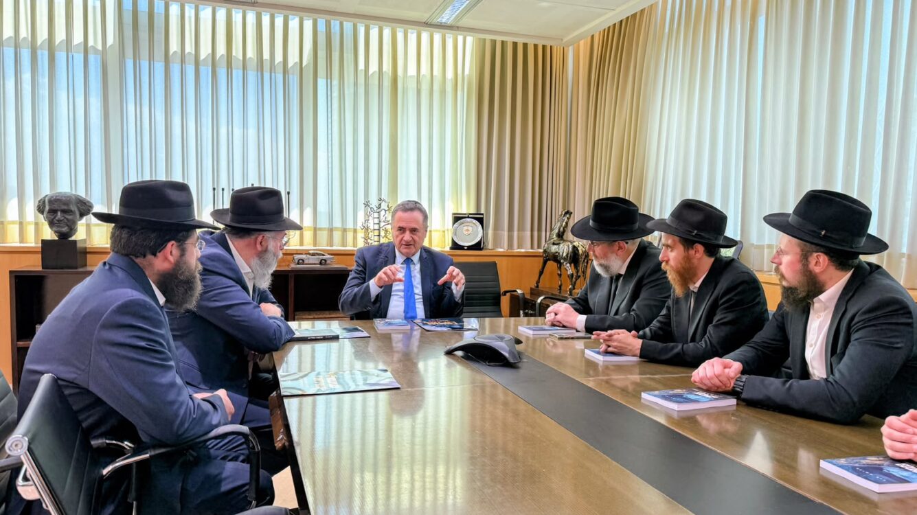 הספר החדש בקריה: כ"ץ שוחח עם חב"ד על תפיסת הביטחון של הרבי