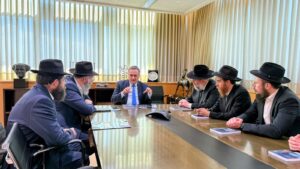 הספר החדש בקריה: כ"ץ שוחח עם חב"ד על תפיסת הביטחון של הרבי