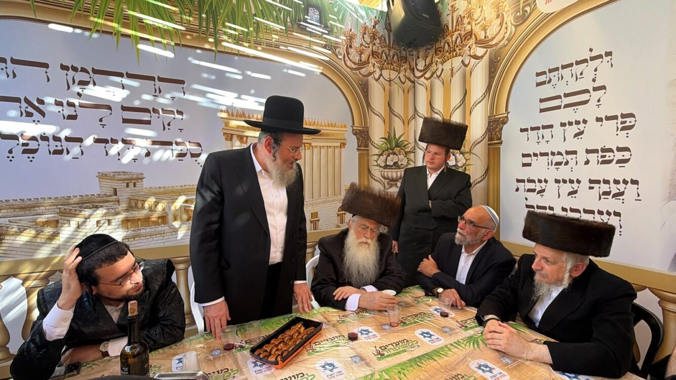 בסוכת "החזון איש" הגדולה בעולם: ח"כ פרוש סייר ברובע היהודי