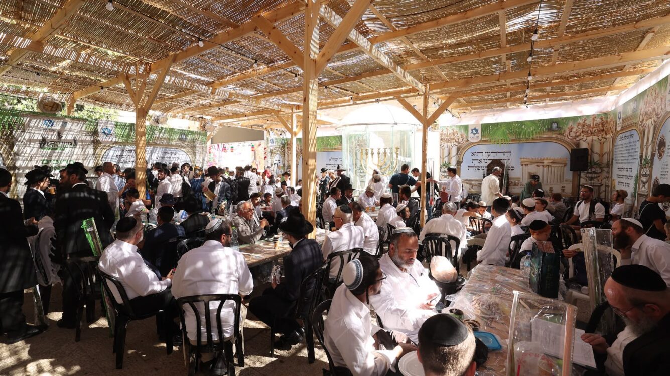 רבבות פוקדים את הרובע היהודי: סוכת ה"חזון איש" נפתחה לקהל
