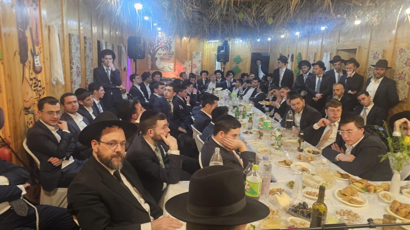 מאות הגיעו לסוכת הגר"י עהרנפלד - והשמחה נמשכה עד הלילה