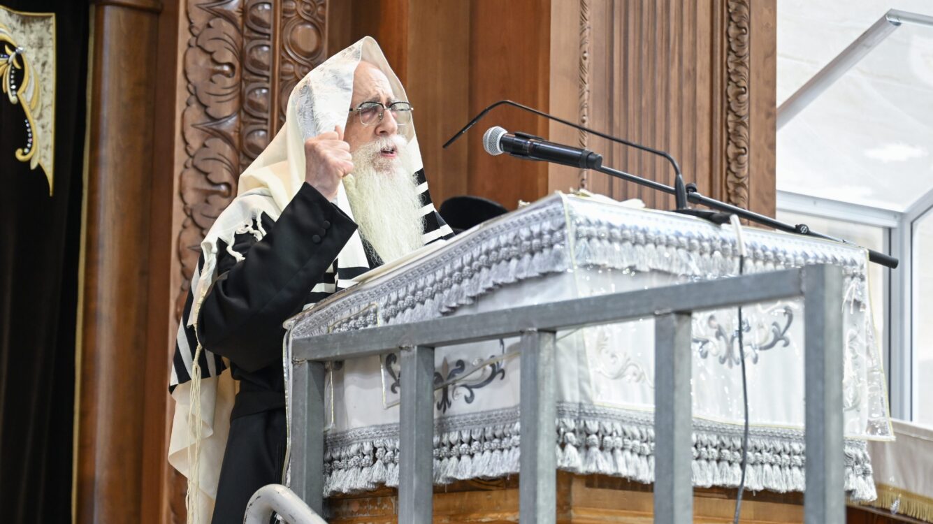 לאחר ההבטחה של האדמו"ר: הצלם החסידי קיבל החלטה קשה