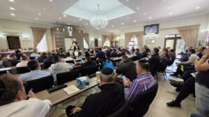 מאות קיבלו את פניו: מסעו ההיסטורי של הגר"י אזרחי ביוהנסבורג