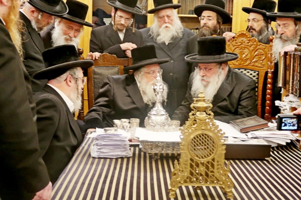 אחרי 5 שנות נתק: האחים האדמו"רים מנדבורנה נפגשו לשלום