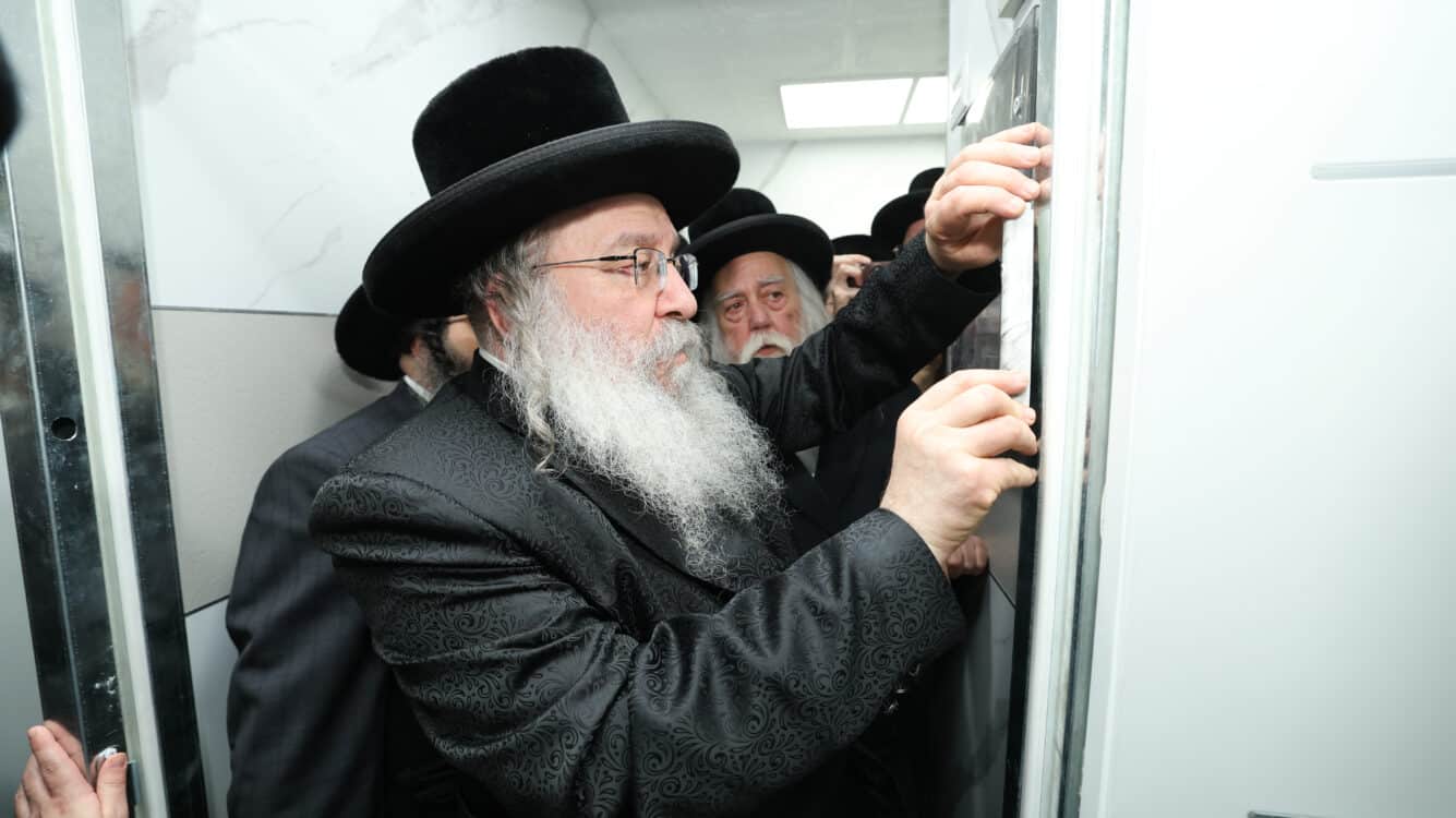התרגשות בנדבורנה: האדמו"ר קבע מזוזה וחנך את ביהמ"ד בירושלים