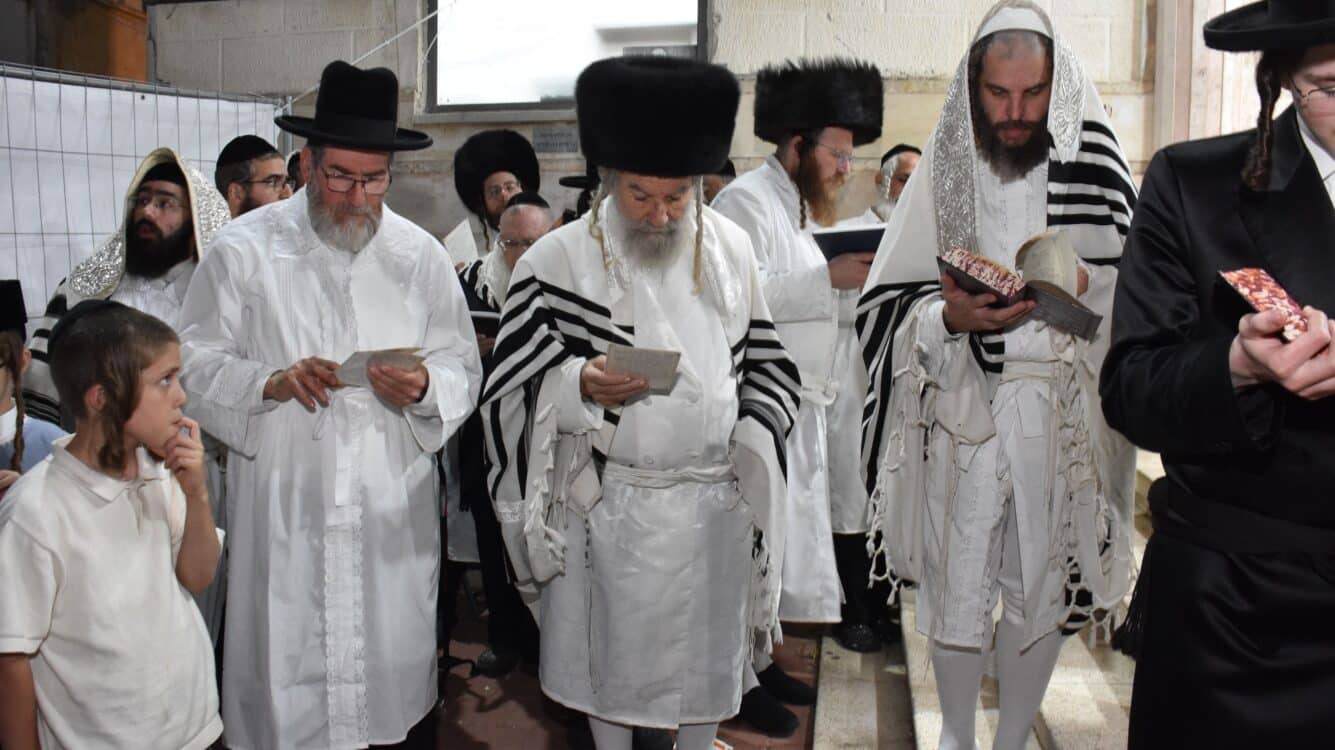 גלריה: ערב יום כיפור ומוצאי יום כיפור בחצר חסידות אשלג