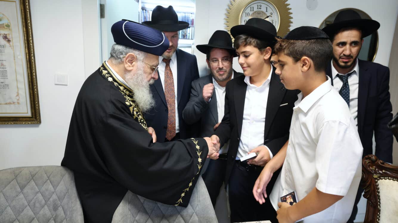גלריה: הראש"ל בירך את ילדי הת"ת מרעננה וחילק להם דבש