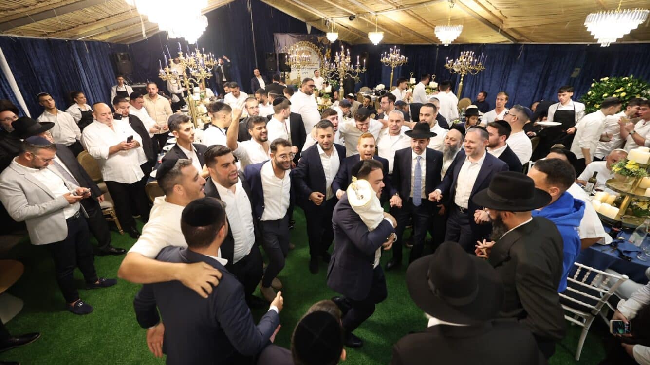 באושפיזין דמשה: איש העסקים הכניס ס"ת מהודר לסוכתו בירושלים