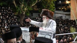 ערב ומוצאי יום הכיפורים בצילו של כ"ק האדמו"ר מצאנז