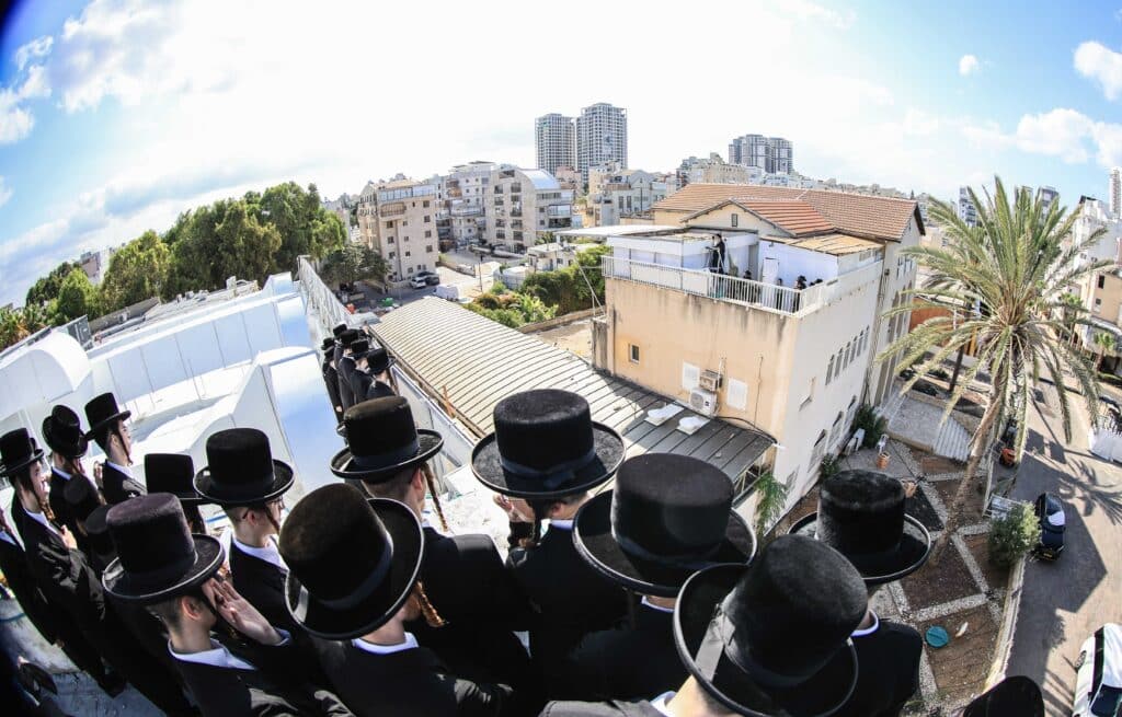 הנחת הסכך ועד והנענועים בלולב: גלריה מחג הסוכות בצאנז הנחת הסכך ועד והנענועים בלולב: גלריה מחג הסוכות בצאנז