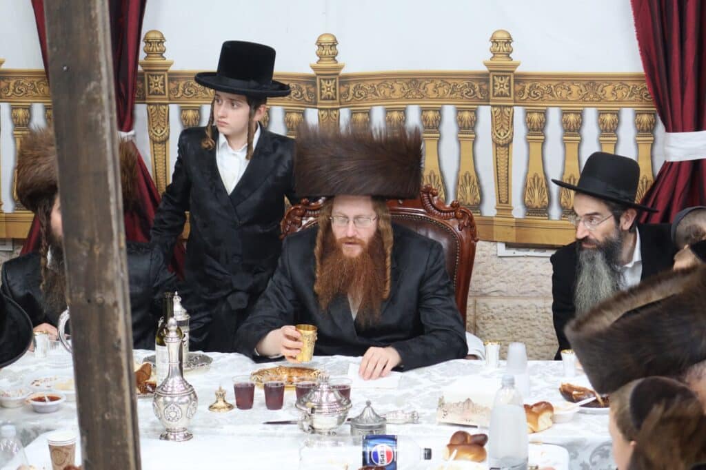 ירח האיתנים בחצר הקודש קאליב ירח האיתנים בחצר הקודש קאליב