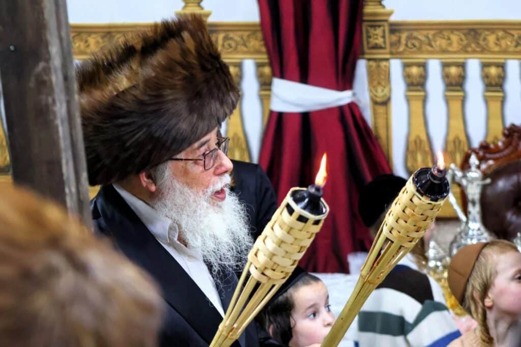 ירח האיתנים בחצר הקודש קאליב ירח האיתנים בחצר הקודש קאליב