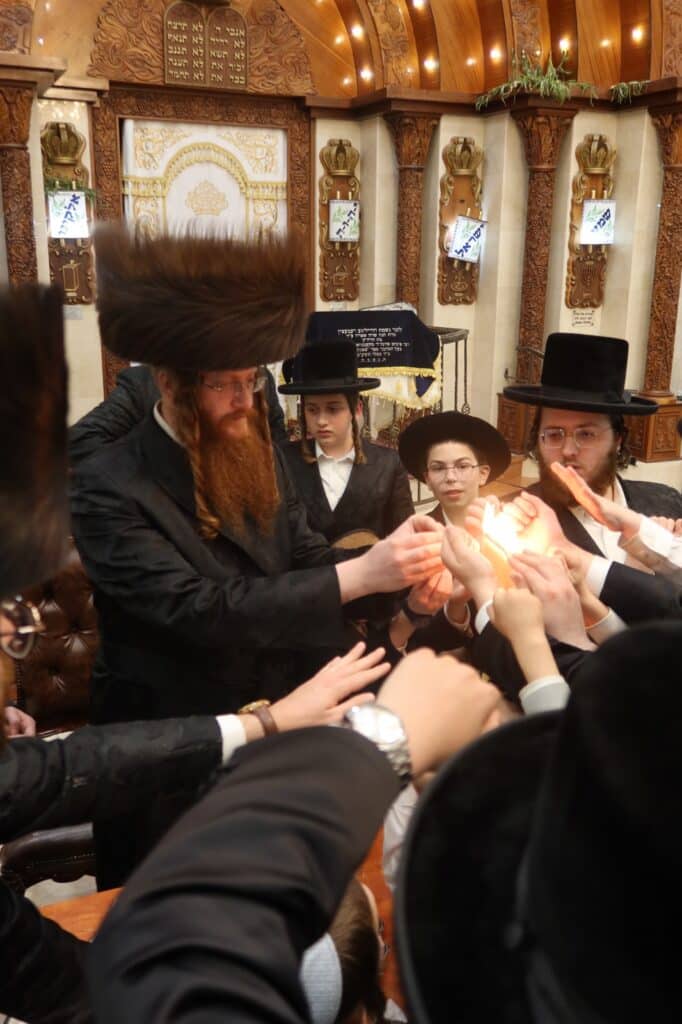 ירח האיתנים בחצר הקודש קאליב ירח האיתנים בחצר הקודש קאליב