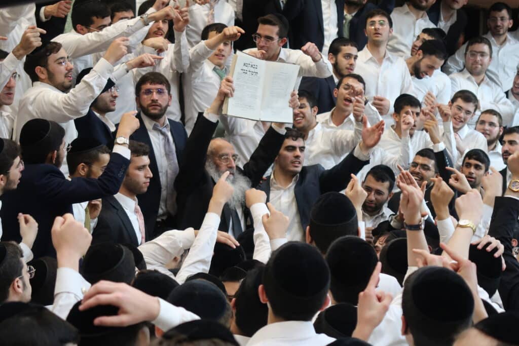 נגיל ונשיש בזאת התורה: הקפות שניות בישיבת "בית שמעיה" נגיל ונשיש בזאת התורה: הקפות שניות בישיבת "בית שמעיה"