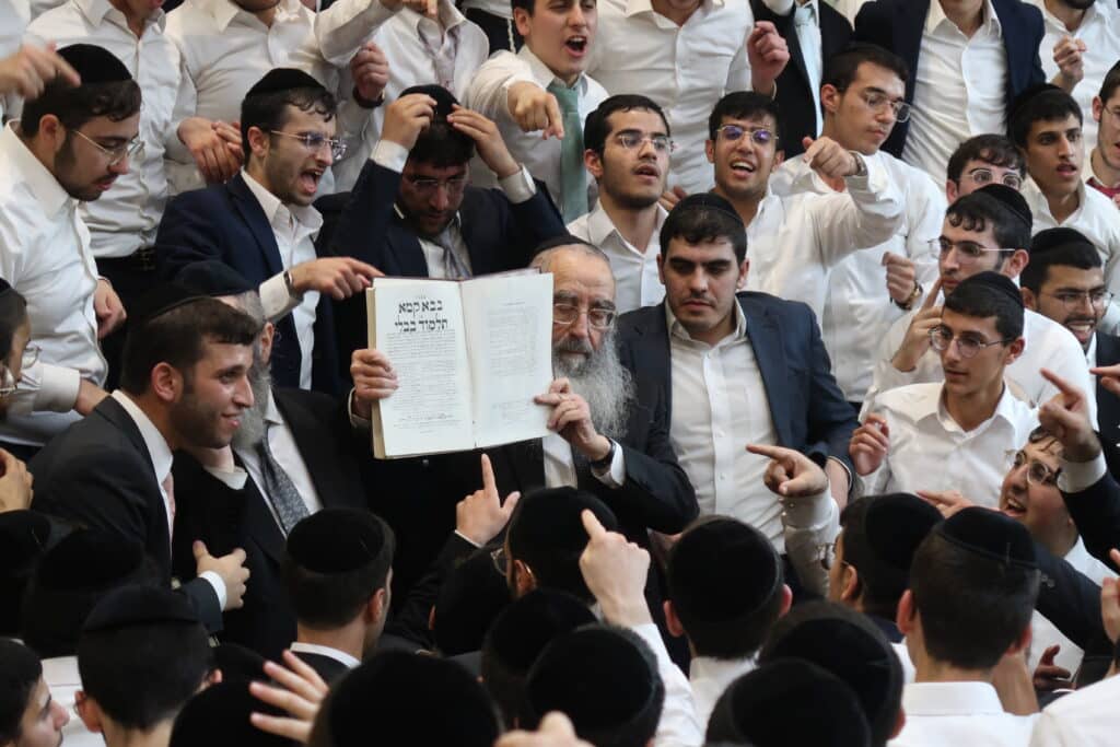 נגיל ונשיש בזאת התורה: הקפות שניות בישיבת "בית שמעיה" נגיל ונשיש בזאת התורה: הקפות שניות בישיבת "בית שמעיה"