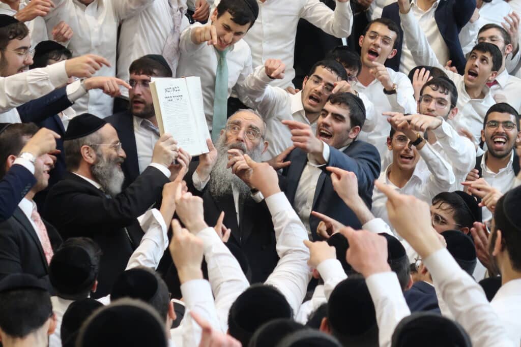 נגיל ונשיש בזאת התורה: הקפות שניות בישיבת "בית שמעיה" נגיל ונשיש בזאת התורה: הקפות שניות בישיבת "בית שמעיה"