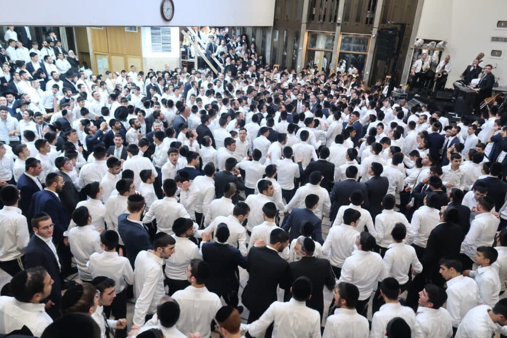 נגיל ונשיש בזאת התורה: הקפות שניות בישיבת "בית שמעיה" נגיל ונשיש בזאת התורה: הקפות שניות בישיבת "בית שמעיה"