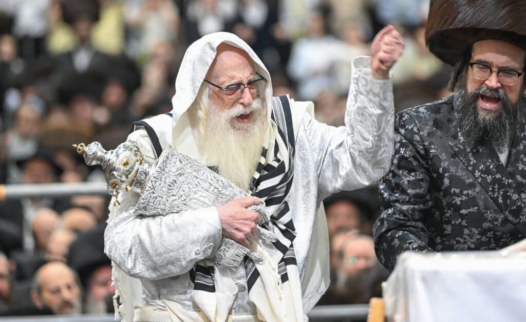 הנחת הסכך ועד והנענועים בלולב: גלריה מחג הסוכות בצאנז הנחת הסכך ועד והנענועים בלולב: גלריה מחג הסוכות בצאנז