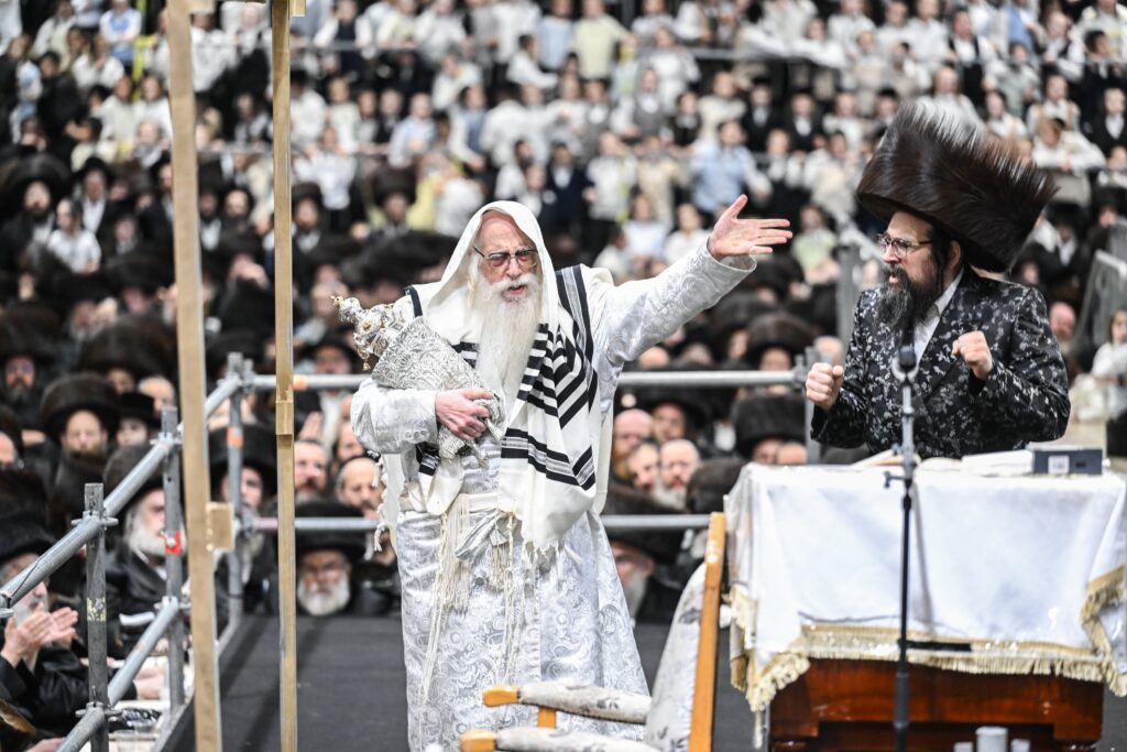 הנחת הסכך ועד והנענועים בלולב: גלריה מחג הסוכות בצאנז הנחת הסכך ועד והנענועים בלולב: גלריה מחג הסוכות בצאנז