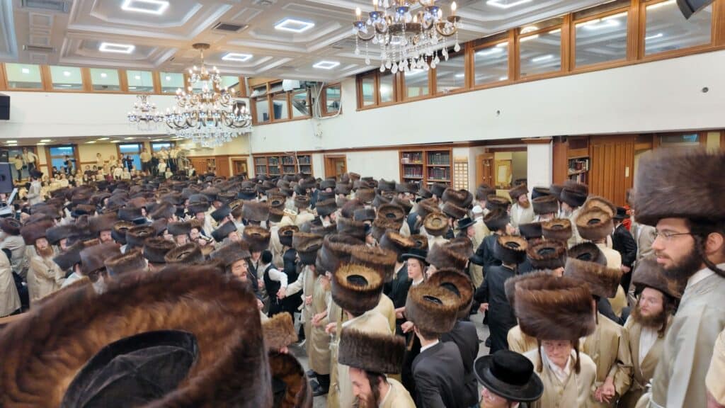 גלריה: חג הסוכות בחצר הקודש קהל חסידי ירושלים גלריה: חג הסוכות בחצר הקודש קהל חסידי ירושלים