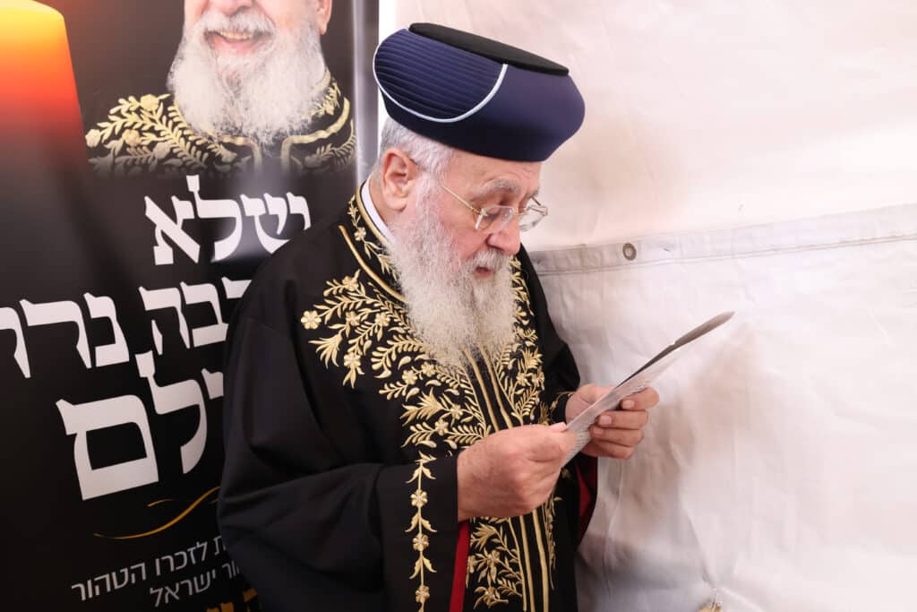 13 שנה להסתלקותו: הרשל''צ הגר"י יוסף בקבר אביו 13 שנה להסתלקותו: הרשל''צ הגר"י יוסף בקבר אביו