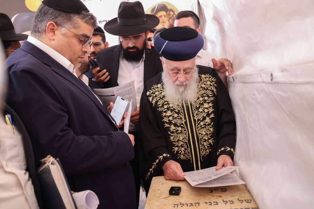 13 שנה להסתלקותו: הרשל''צ הגר"י יוסף בקבר אביו 13 שנה להסתלקותו: הרשל''צ הגר"י יוסף בקבר אביו