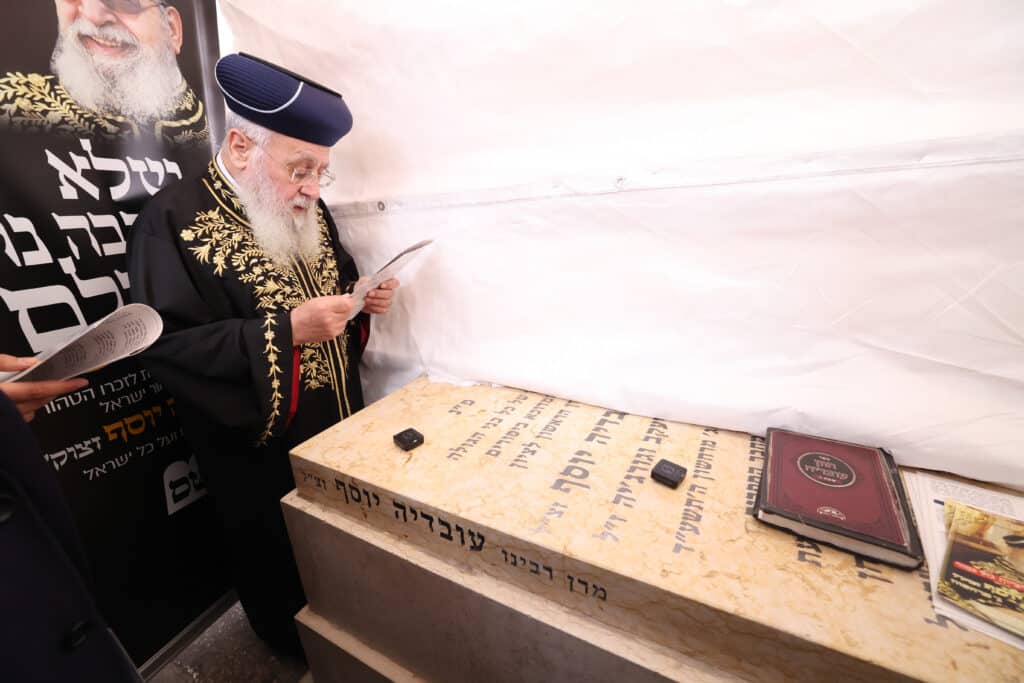 13 שנה להסתלקותו: הרשל''צ הגר"י יוסף בקבר אביו 13 שנה להסתלקותו: הרשל''צ הגר"י יוסף בקבר אביו