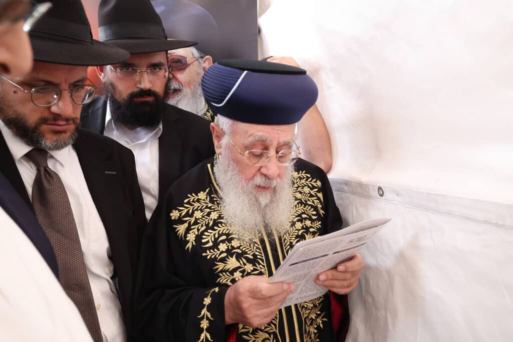 13 שנה להסתלקותו: הרשל''צ הגר"י יוסף בקבר אביו 13 שנה להסתלקותו: הרשל''צ הגר"י יוסף בקבר אביו