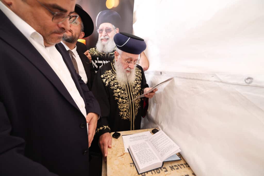 13 שנה להסתלקותו: הרשל''צ הגר"י יוסף בקבר אביו 13 שנה להסתלקותו: הרשל''צ הגר"י יוסף בקבר אביו
