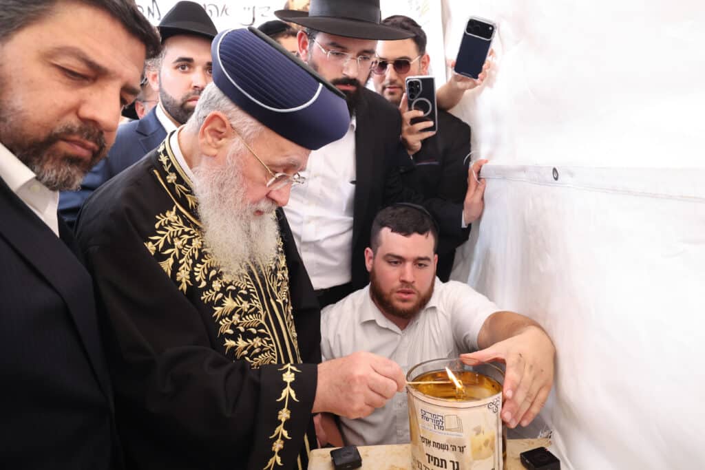 13 שנה להסתלקותו: הרשל''צ הגר"י יוסף בקבר אביו 13 שנה להסתלקותו: הרשל''צ הגר"י יוסף בקבר אביו