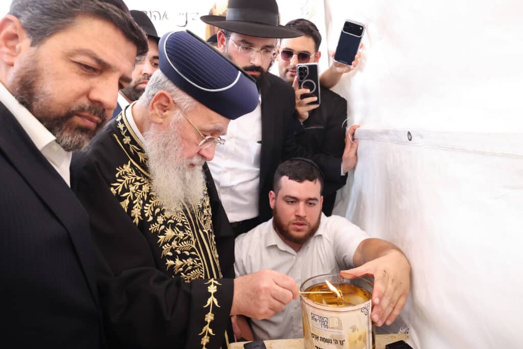 13 שנה להסתלקותו: הרשל''צ הגר"י יוסף בקבר אביו 13 שנה להסתלקותו: הרשל''צ הגר"י יוסף בקבר אביו