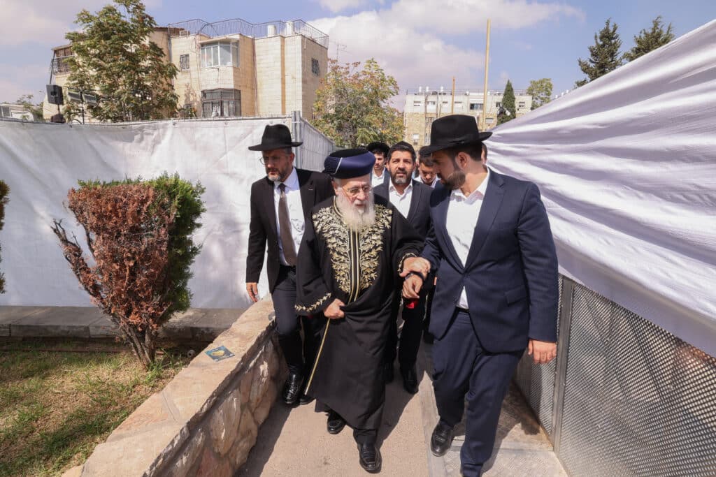 13 שנה להסתלקותו: הרשל''צ הגר"י יוסף בקבר אביו 13 שנה להסתלקותו: הרשל''צ הגר"י יוסף בקבר אביו