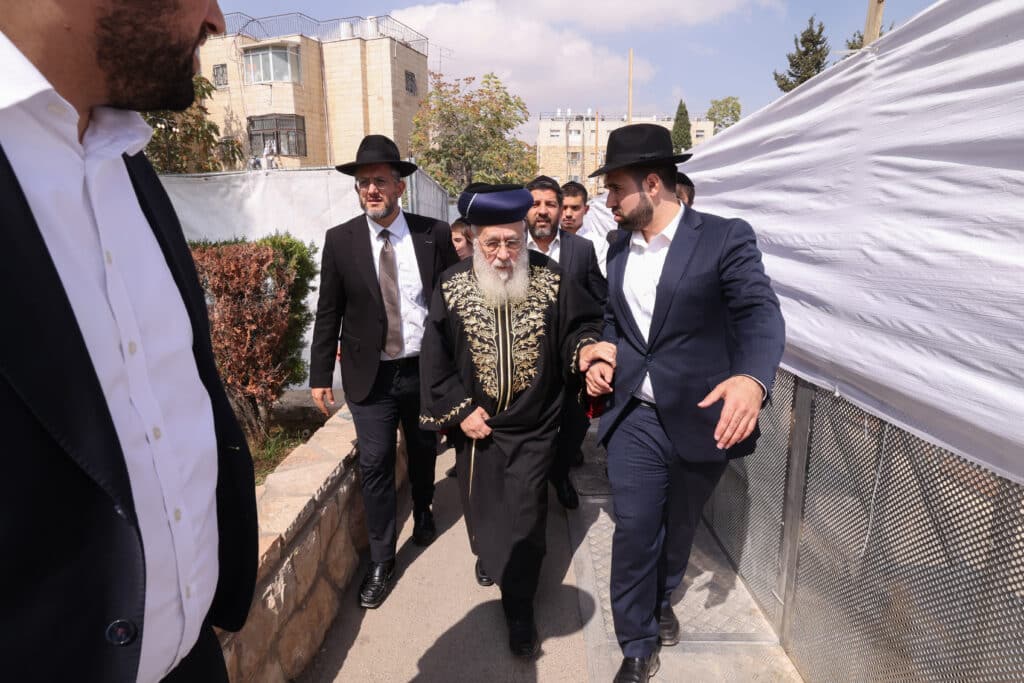 13 שנה להסתלקותו: הרשל''צ הגר"י יוסף בקבר אביו 13 שנה להסתלקותו: הרשל''צ הגר"י יוסף בקבר אביו