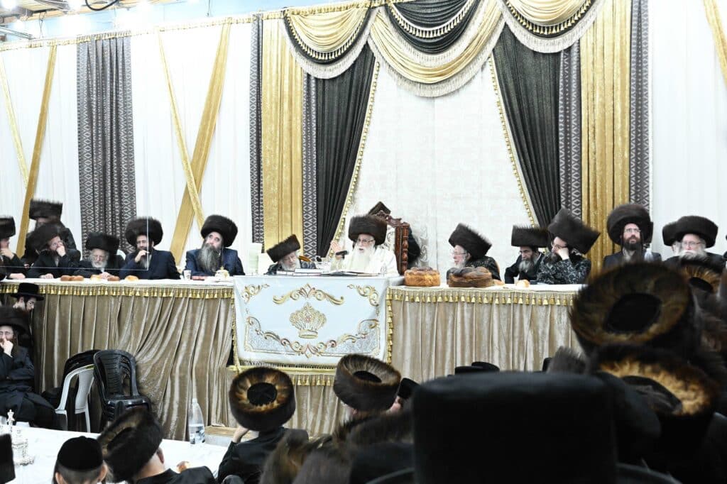 הנחת הסכך ועד והנענועים בלולב: גלריה מחג הסוכות בצאנז הנחת הסכך ועד והנענועים בלולב: גלריה מחג הסוכות בצאנז