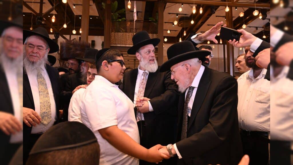 גדולי ישראל הגיעו להוקיר ולשמח בשמחת בית-השואבה של עזר-מציון גדולי ישראל הגיעו להוקיר ולשמח בשמחת בית-השואבה של עזר-מציון