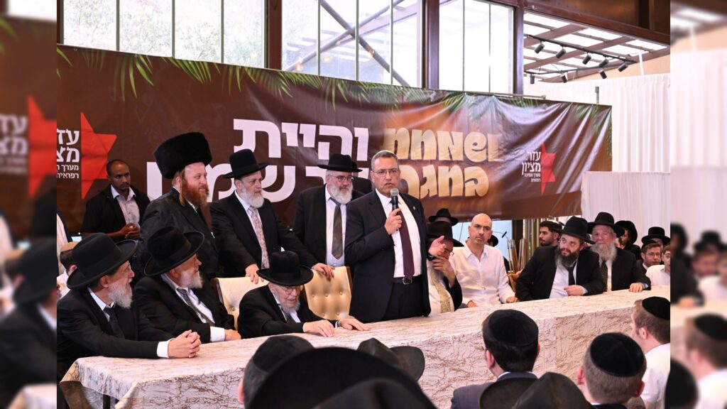 גדולי ישראל הגיעו להוקיר ולשמח בשמחת בית-השואבה של עזר-מציון גדולי ישראל הגיעו להוקיר ולשמח בשמחת בית-השואבה של עזר-מציון
