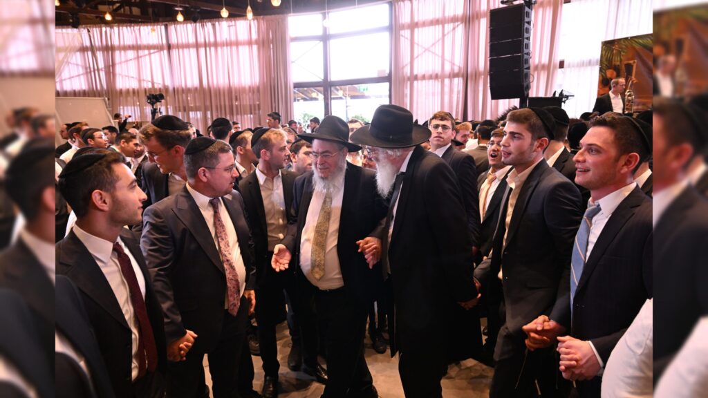 גדולי ישראל הגיעו להוקיר ולשמח בשמחת בית-השואבה של עזר-מציון גדולי ישראל הגיעו להוקיר ולשמח בשמחת בית-השואבה של עזר-מציון