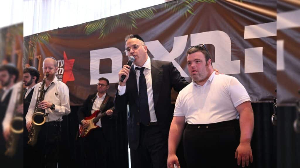 גדולי ישראל הגיעו להוקיר ולשמח בשמחת בית-השואבה של עזר-מציון גדולי ישראל הגיעו להוקיר ולשמח בשמחת בית-השואבה של עזר-מציון