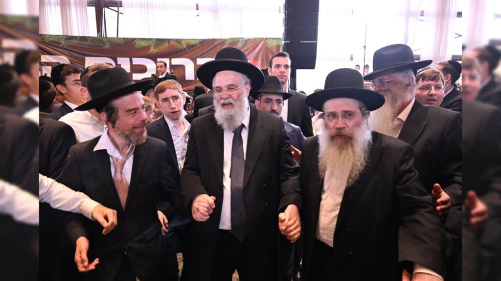 גדולי ישראל הגיעו להוקיר ולשמח בשמחת בית-השואבה של עזר-מציון גדולי ישראל הגיעו להוקיר ולשמח בשמחת בית-השואבה של עזר-מציון