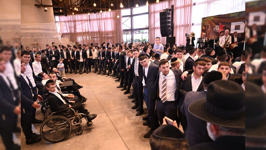 גדולי ישראל הגיעו להוקיר ולשמח בשמחת בית-השואבה של עזר-מציון גדולי ישראל הגיעו להוקיר ולשמח בשמחת בית-השואבה של עזר-מציון